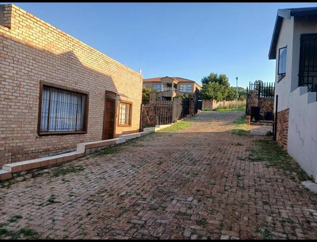 2 BEDROOM PROPERTY TO RENT IN ZAKARIYYA PARK